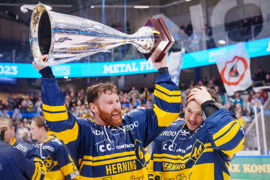 Hernings spillere fejrer sejren efter Ishockey Metal Cup