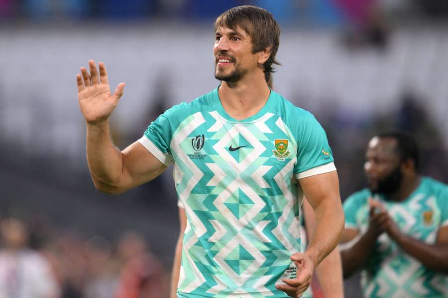 Etzebeth waves to the crowd