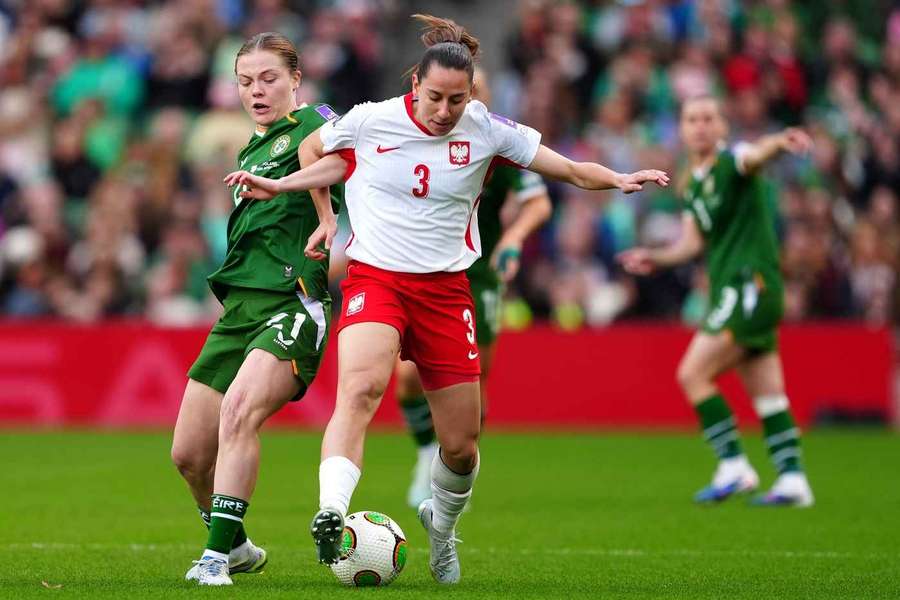 Emily Murphy z Irlandii (po lewej) i Wiktoria Zieniewicz z Polski podczas meczu kw. do MŚ Kobiet FIFA 2027 na stadionie Aviva Stadium w Dublinie.