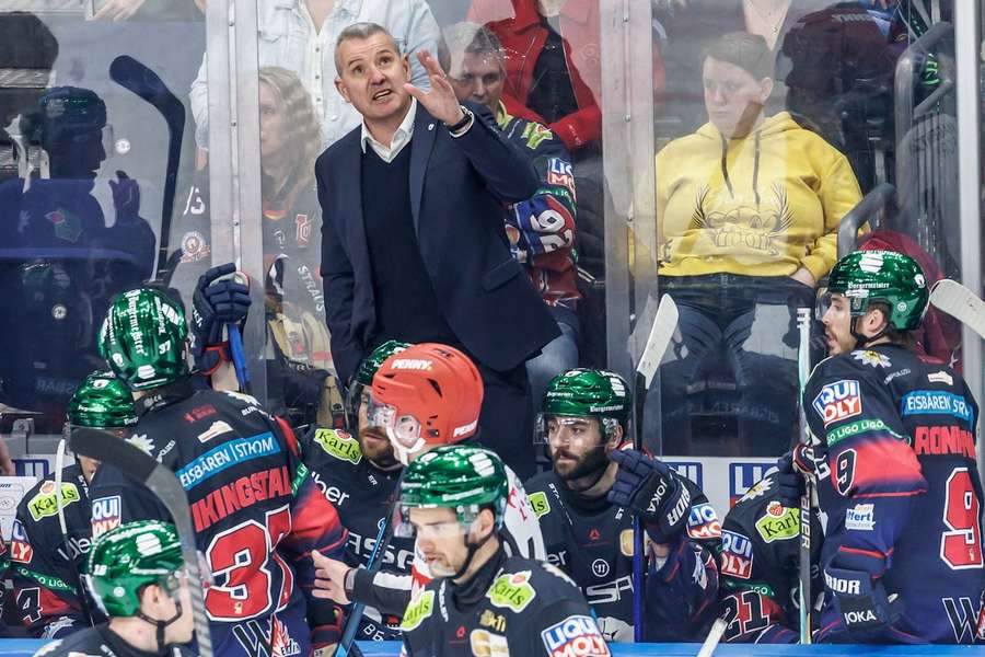 Serge Aubin und sein Team haben nach der Niederlage in Köln einiges zu besprechen.