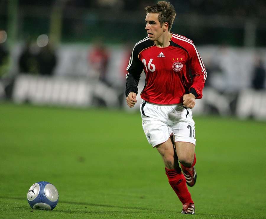 Philipp Lahm con la maglia rossa della Germania in un'amichevole contro l'Italia, 2006