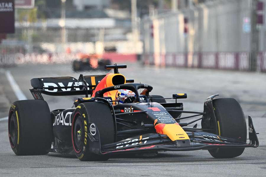 Verstappen op het asfalt van het Marina Bay Street Circuit