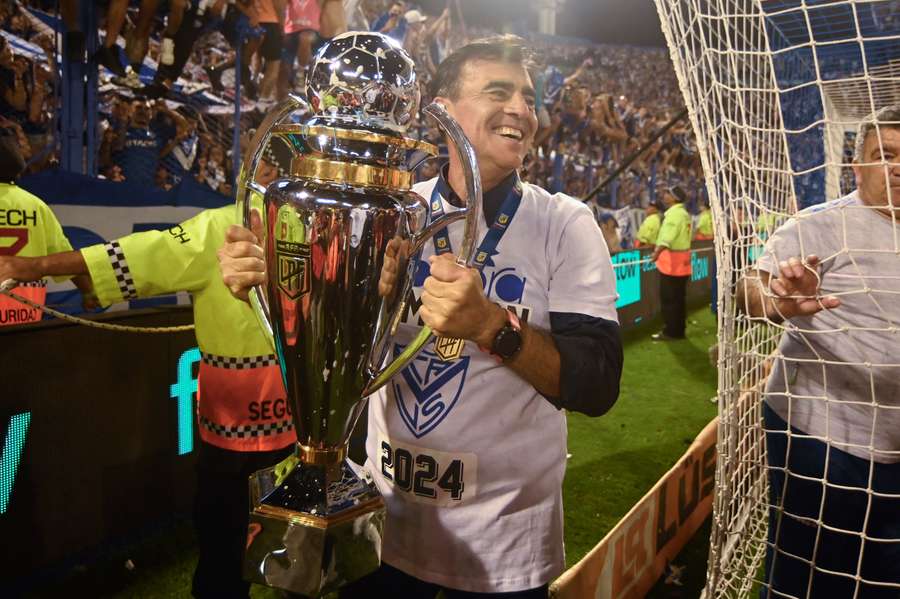Gustavo Quinteros com o troféu de campeão argentino