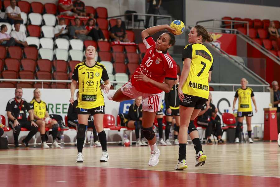 Dupla derrota deixa as campeãs nacionais fora da prova