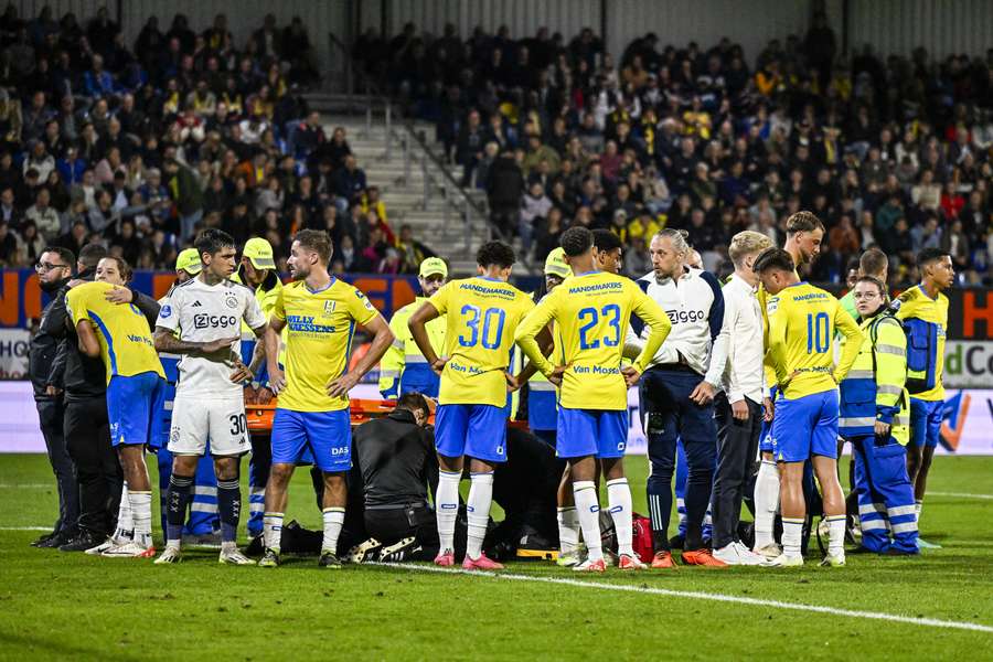 Spelers van RKC en Ajax bedekken Etienne Vaessen