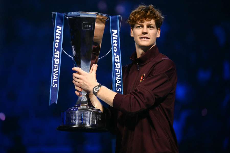 Jannik Sinner znovu po roce dobyl Turnaj mistrů. Jannik Sinner znovu po roce dobyl Turnaj mistrů.