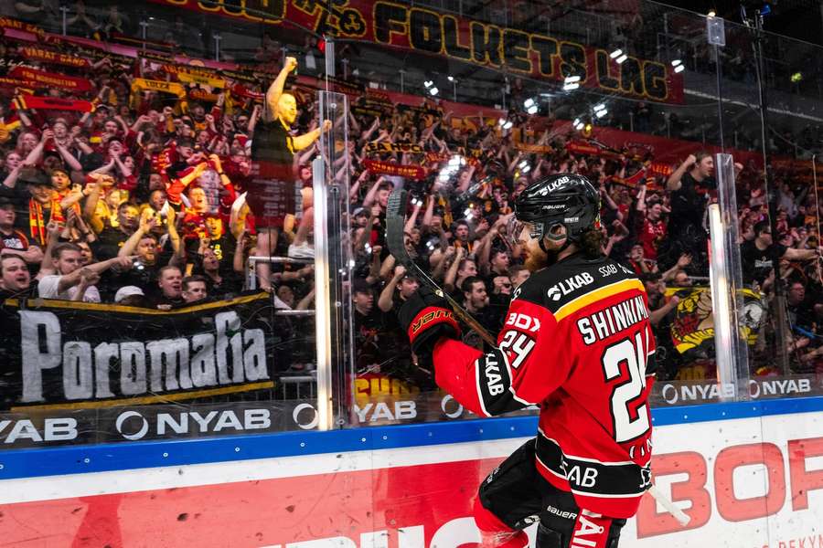 Brendan Shinnimin gets the adulation from the Lulea fans Brendan Shinnimin gets the adulation from the Lulea fans