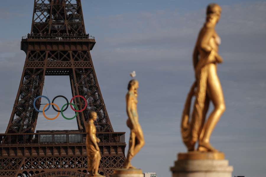 Los descendientes de Eiffel exigen quitar los anillos olímpicos antes de finales de año