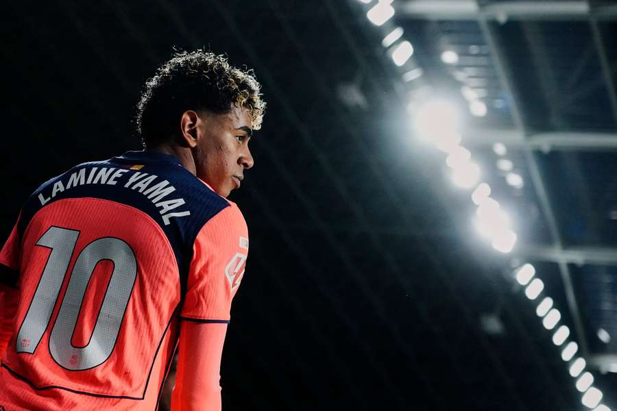 Lamine Yamal ejecuta un córner