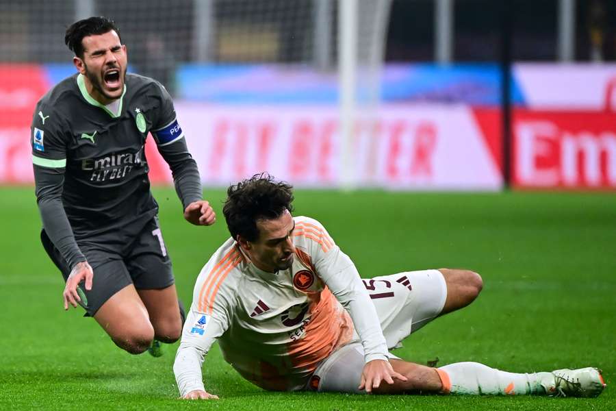 Mats Hummels mit einer Grätsche gegen Theo Hernandez.