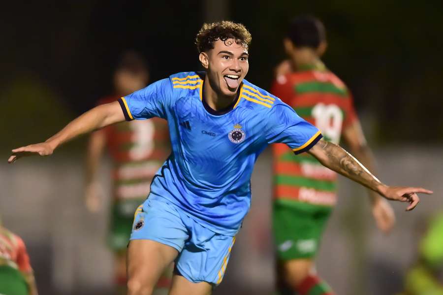 Arthur Viana contou com ajuda do goleiro para fazer o gol da classificação celeste