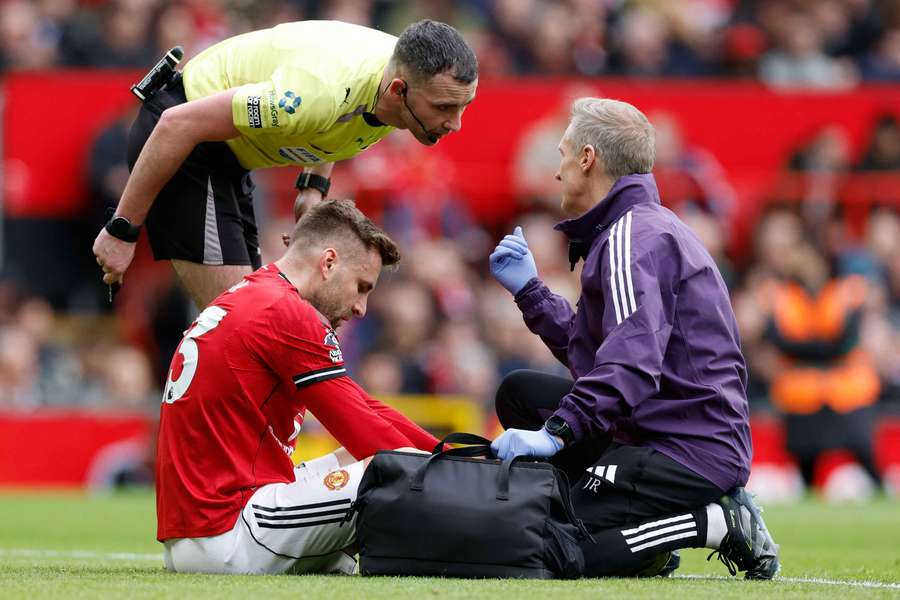 Carrick delivers update on Man Utd pair Shaw and Maguire