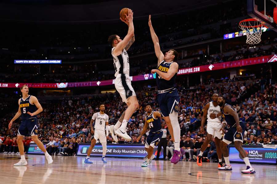 Una fase di gioco di Nuggets-Spurs