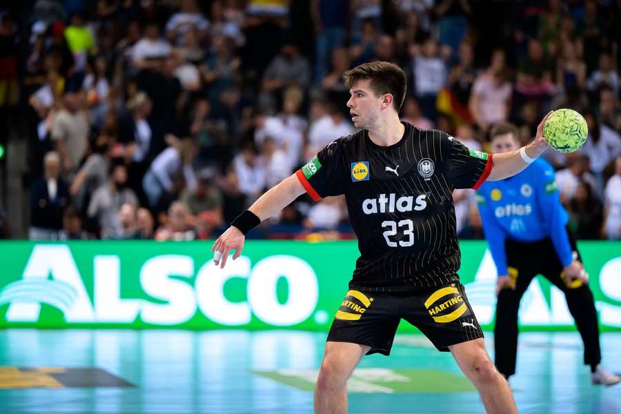 Torjäger Renars Uscins am Ball