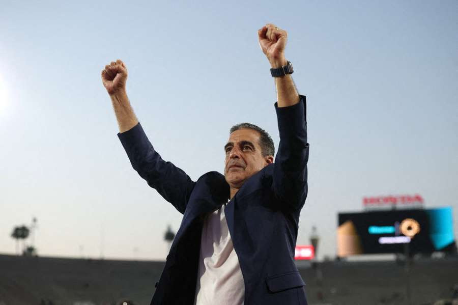 Renato Paiva comemora vitória sobre o PSG no Rose Bowl