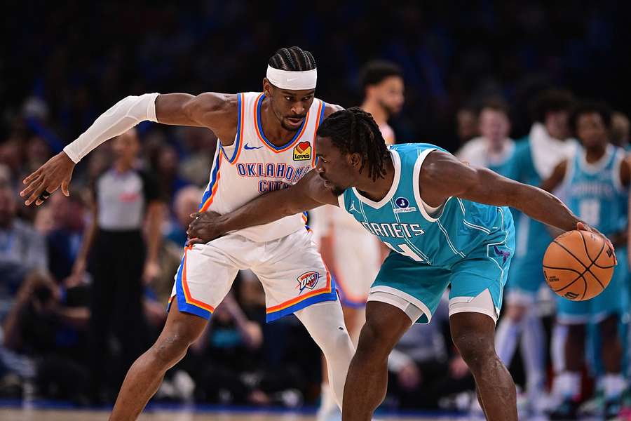 Shai Gilgeous-Alexander und Sion James im Duell.