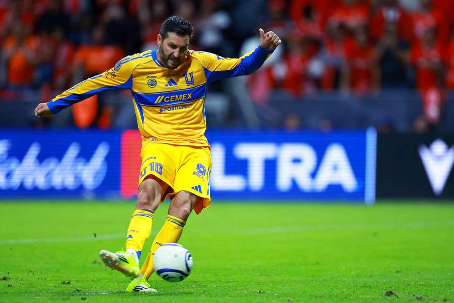André-Pierre Gignac lanza el penalti