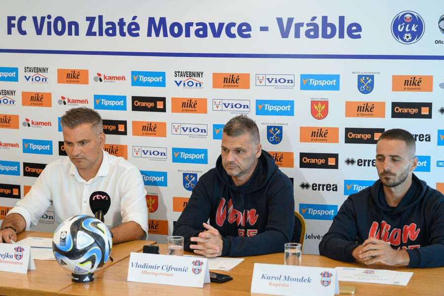 Zľava predseda predstavenstva ViOn-u Martin Ondrejka, hlavný tréner Vladimír Cifranič a kapitán mužstva Karol Mondek.