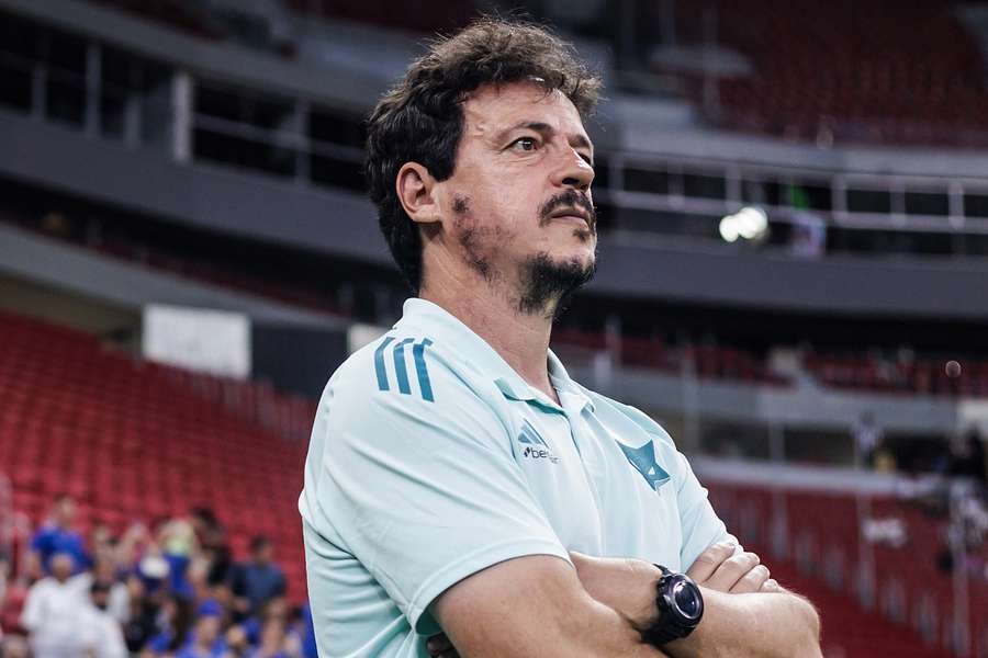 Fernando Diniz foi hostilizado pela claque do Cruzeiro no Mané Garrincha