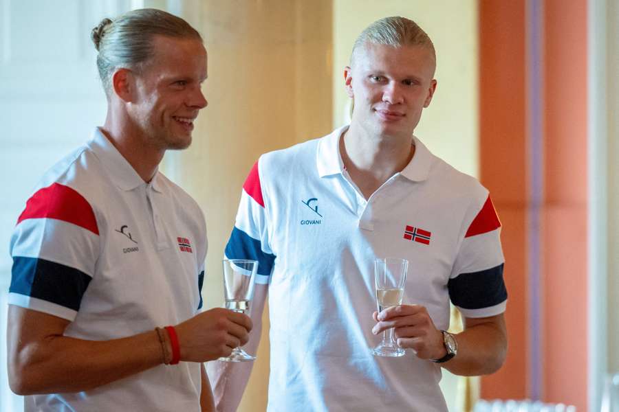 Stoßt Haaland auch bald mit Holland an? Stoßt Haaland auch bald mit Holland an?