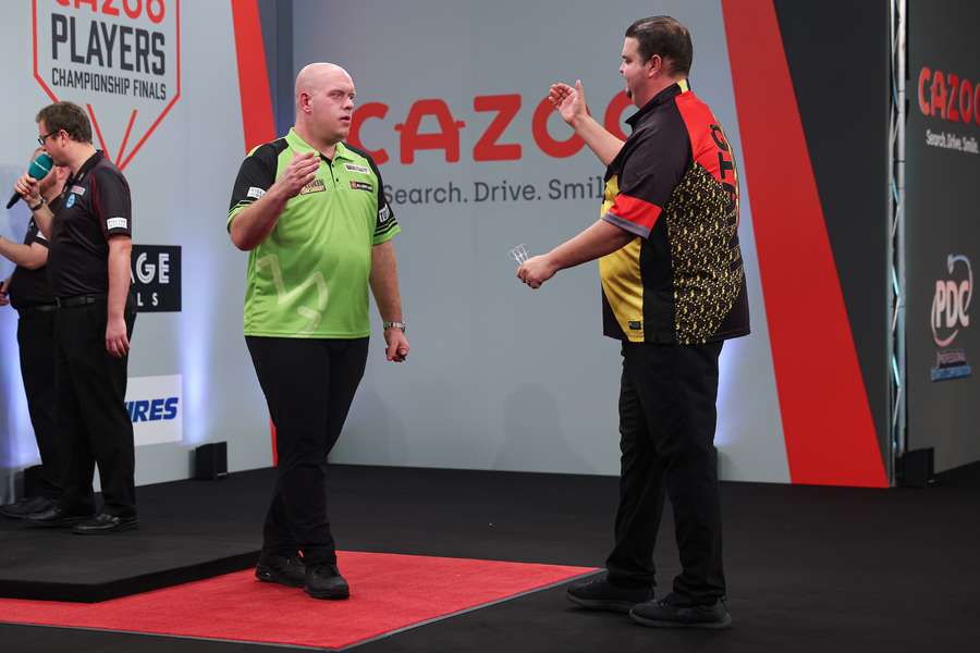 Rekordsieger Michael van Gerwen und Gabriel Clemens auf der Bühne der Players Championship Finals 2023.