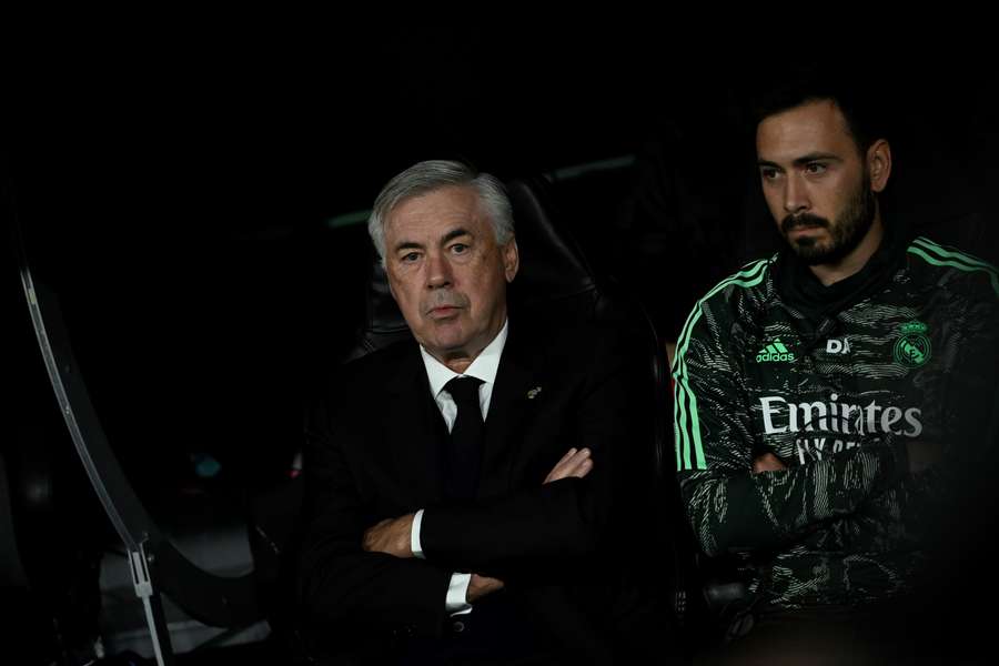 Carlo Ancelotti, junto a Davide Ancelotti, cruzado de brazos en el banquillo.