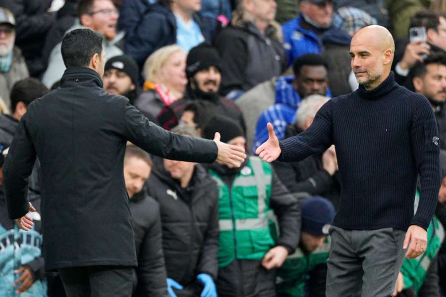 Il manager dell'Arsenal Mikel Arteta stringe la mano al manager del Manchester City Pep Guardiola