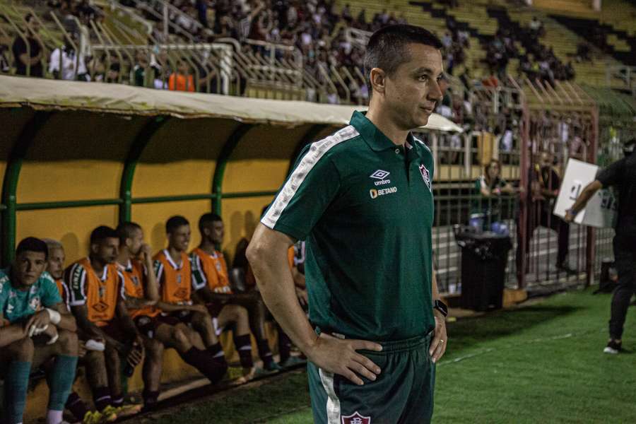 Eduardo Barros comandou o Fluminense no lugar do suspenso Fernando Diniz
