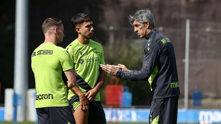 Imanol, dando instrucciones en el entrenamiento previo al duelo ante el Mallorca