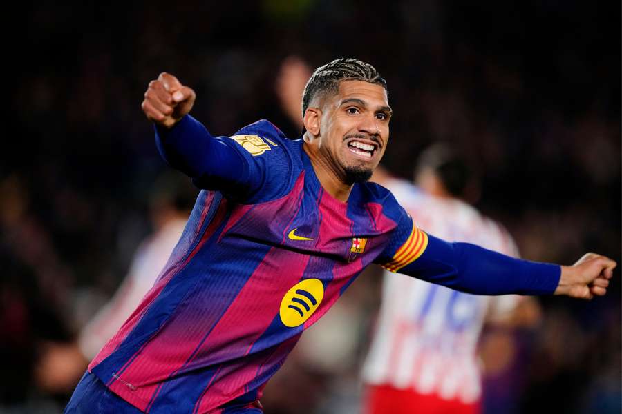 Liverpool finalizează împrumutul lui Ronald Araujo de la Barcelona Liverpool finalizează împrumutul lui Ronald Araujo de la Barcelona