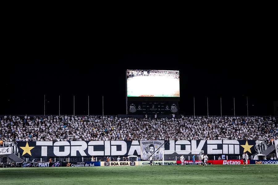 A torcida tem pressionado muito a diretoria santista A torcida tem pressionado muito a diretoria santista