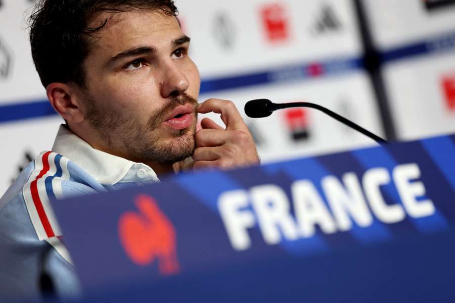 Antoine Dupont face à la presse ce vendredi.