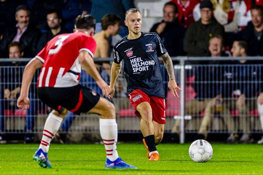 Helmond Sport-goalgetter Lennerd Daneels in duel met Sven van der Plas van Jong PSV