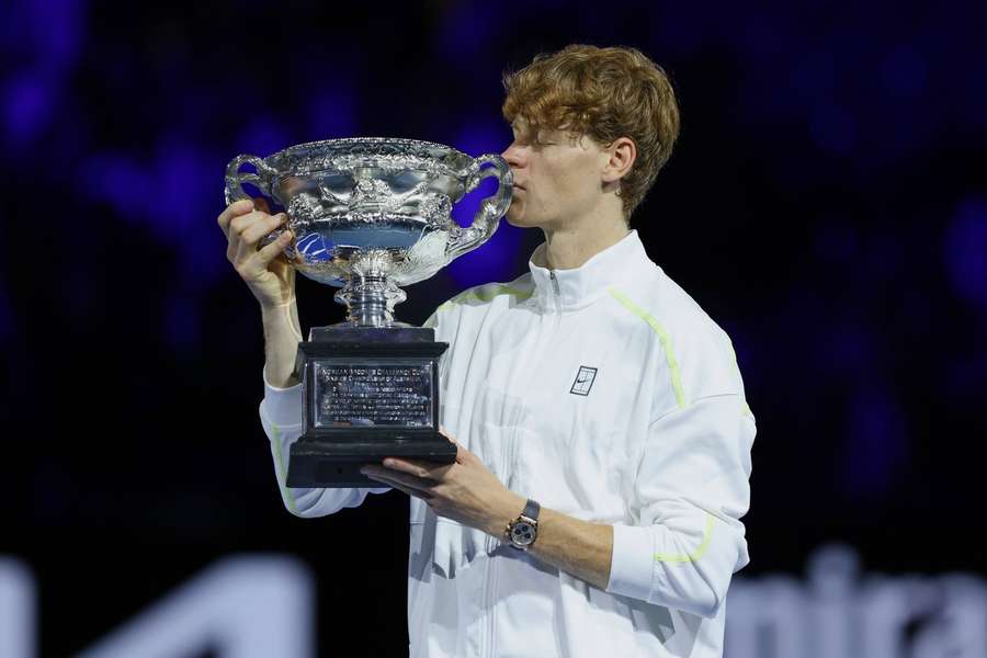 Jannik Sinner s trofejou víťaza prestížneho turnaja.