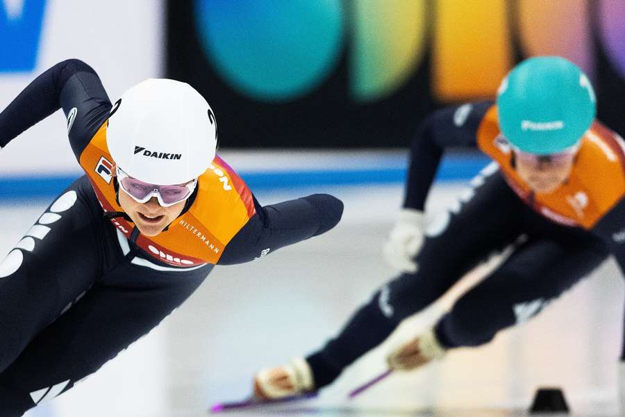 Shorttrackers Velzeboer en Van 't Wout in actie