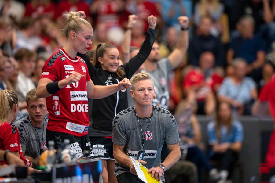 Cheftræner Jesper Jensen på Team Esbjergs bænk under kampen mellem Team Esbjerg og Odense Håndbold i Sparekassen Super Cup