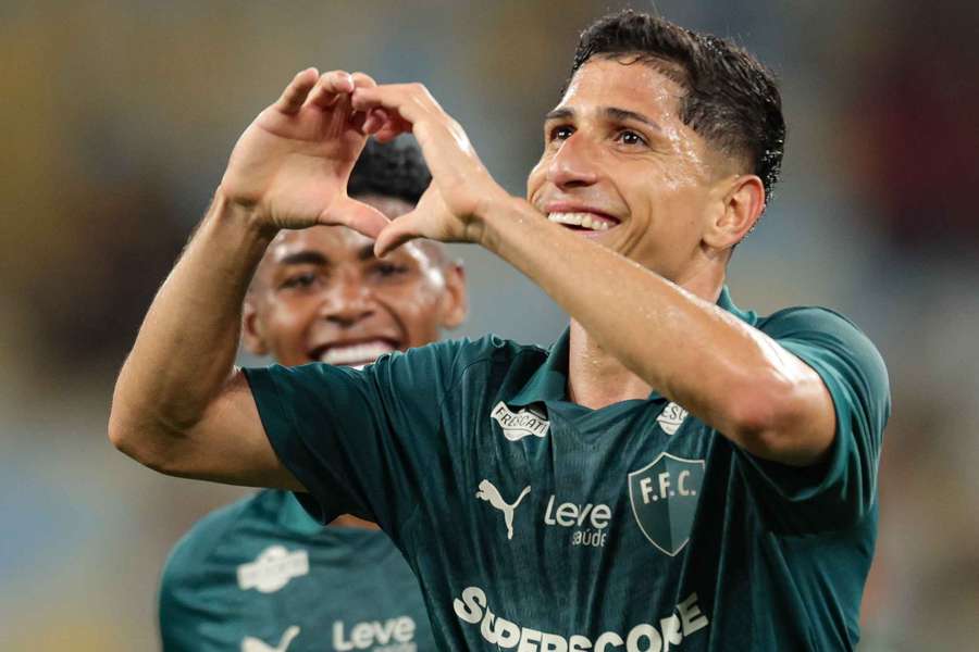 Savarino foi o nome do jogo no Maracanã Savarino foi o nome do jogo no Maracanã