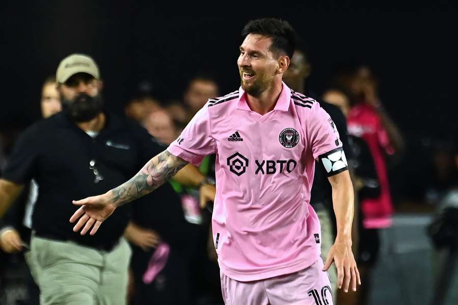 Atacantul argentinian al echipei Inter Miami, Lionel Messi, sărbătorește primul său gol pentru club