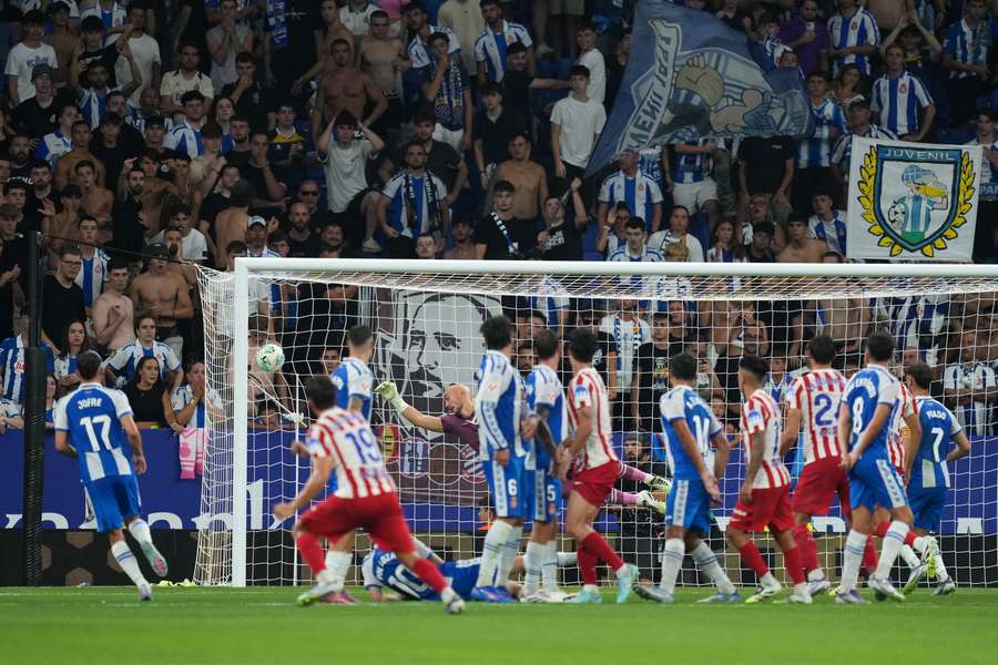 Julián Álvarez a inscrit un coup franc magnifique