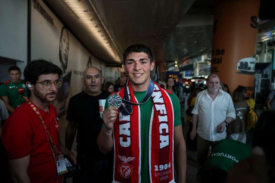 Diogo Ribeiro com a medalha à chegada a Lisboa