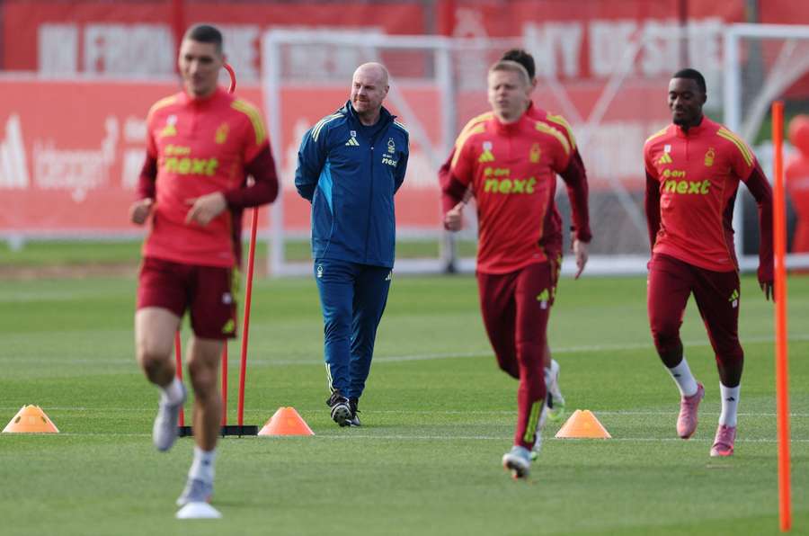 Sean Dyche in training with Nottingham Forest's players Sean Dyche in training with Nottingham Forest's players