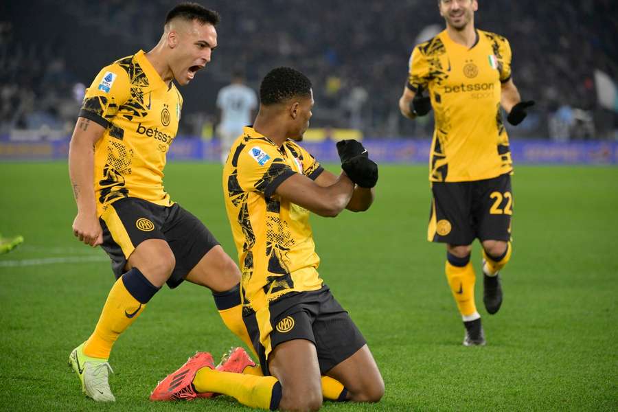 Denzel Dumfries y Lautaro Martínez, del Inter, celebran un gol contra el Lazio.