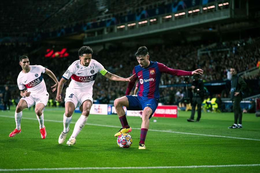 Pedri controla el balón frente a Marquinhos