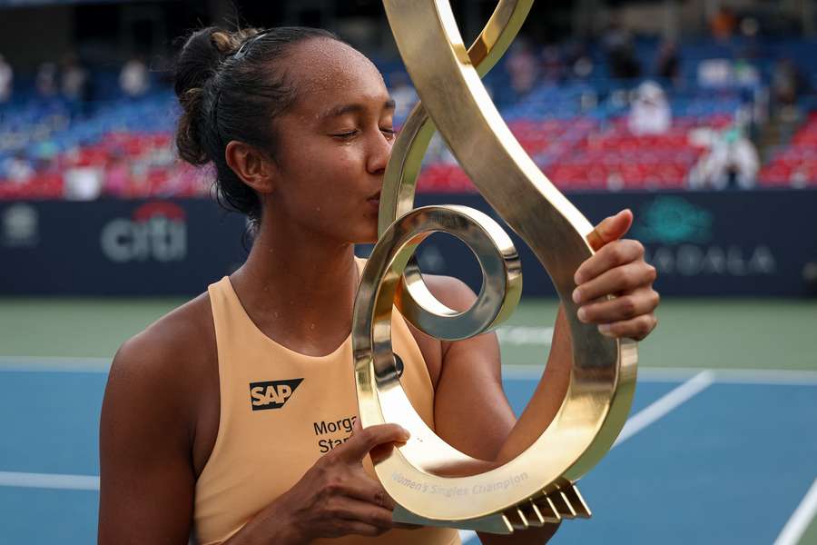 Leylah Fernandez et son trophée.