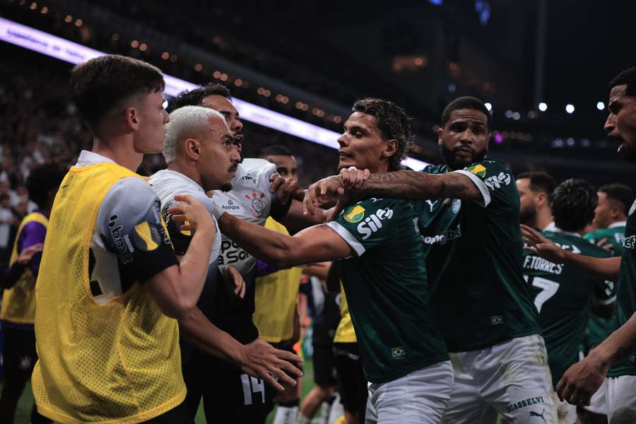 Discussão entre jogadores de Palmeiras e Corinthians no Derby Discussão entre jogadores de Palmeiras e Corinthians no Derby