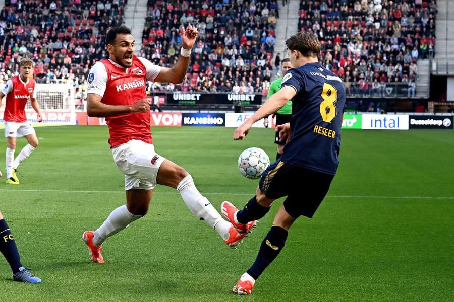 Vangelis Pavlidis en Youri Regeer in actie tijdens de vorige ontmoeting tussen AZ en FC Twente op 5 mei