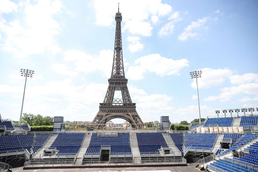 Het stadion voor beachvolleybal met de Eifeltoren op de achtergrond