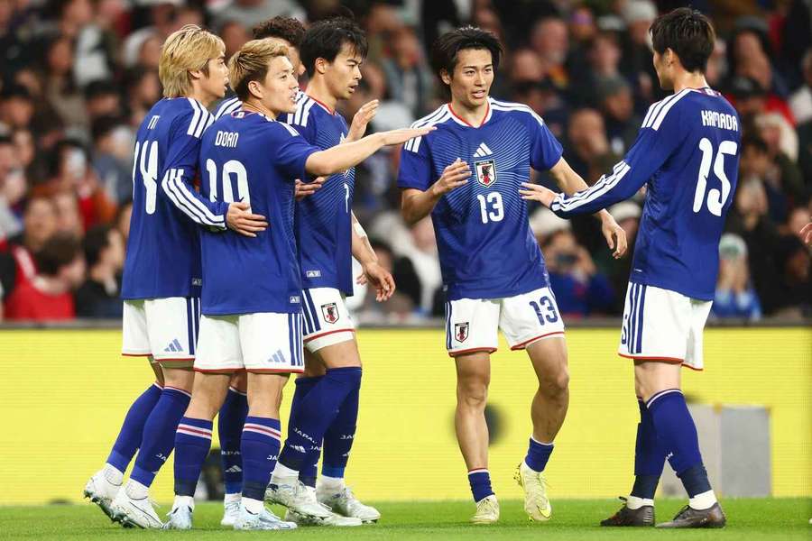 Jucătorii Japoniei se bucură după gol