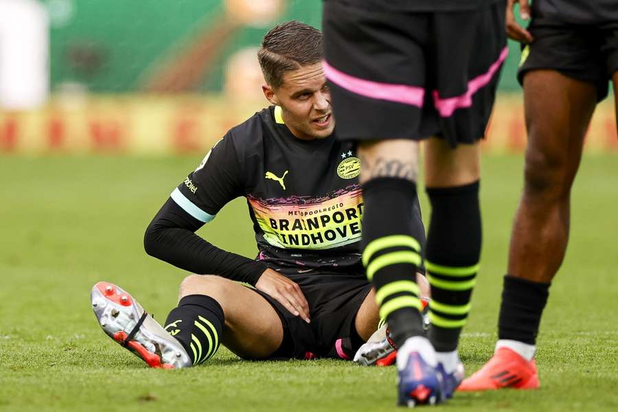 Veerman saiu lesionado aos 49 minutos do jogo com o Willem II