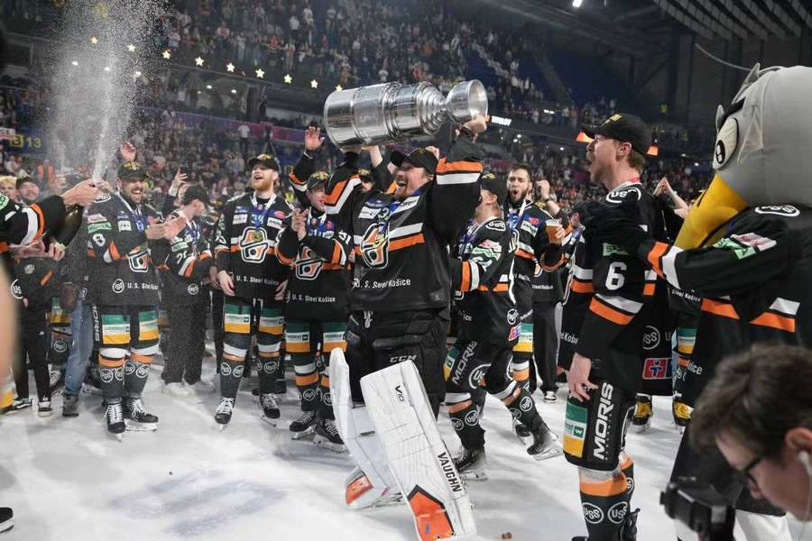 Brankár Janus sa teší s majstrovskou trofejou.